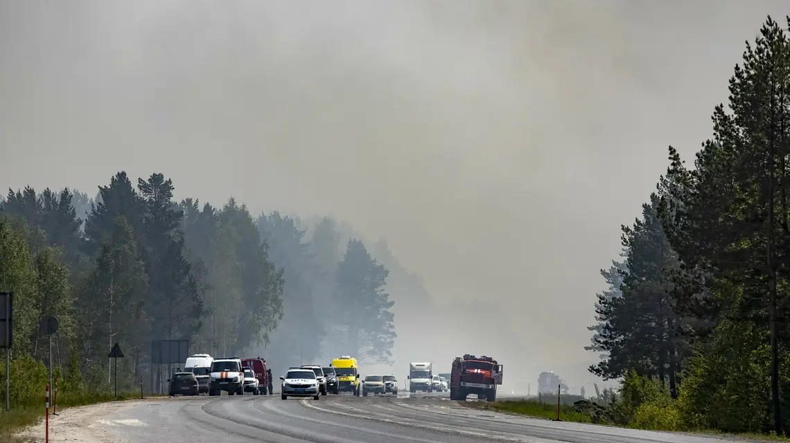 Auta jadące przez dym z palących się lasów. 18 kilometrów od Tyumen, zachodnia Syberia. / AP/Associated Press/East News / 