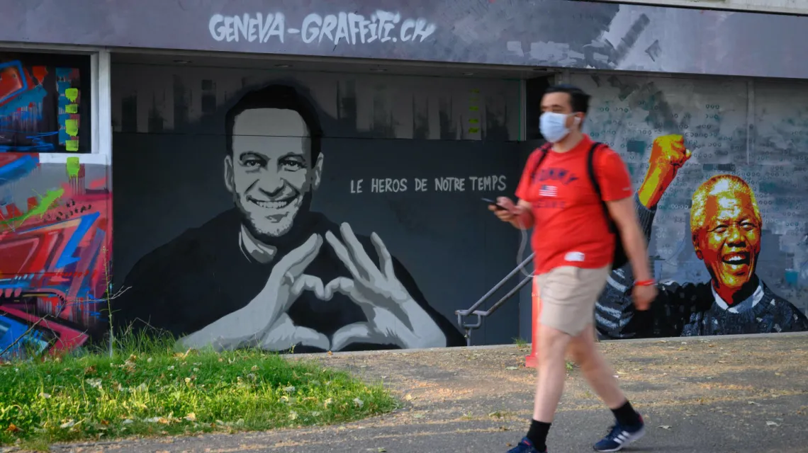 Mural z podobizną Nawalnego na jednej z ulic Genewy, czerwiec 2021 r. Fot. FABRICE COFFRINI/AFP/East News / 