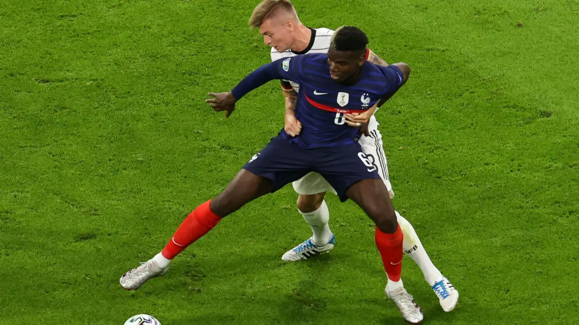 Toni Kroos próbuje powstrzymać Paula Pogbę w trakcie meczu Niemcy-Francja, Monachium, 15 czerwca 2021 r. / Fot. ALEXANDER HASSENSTEIN / AFP / EAST NEWS / 