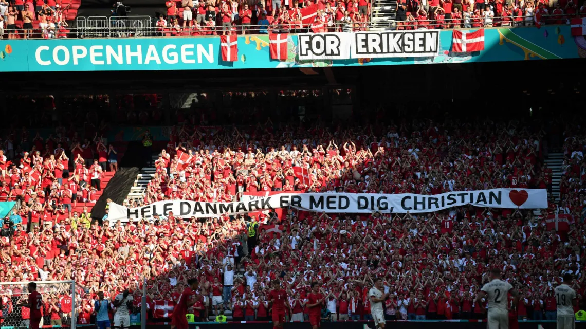 Owacja dla Christiana Eriksena w 10. minucie meczu Dania-Belgia, Kopenhaga, 17 czerwca 2021 r. / Fot. STUART FRANKLIN / AFP / EAST NEWS / 