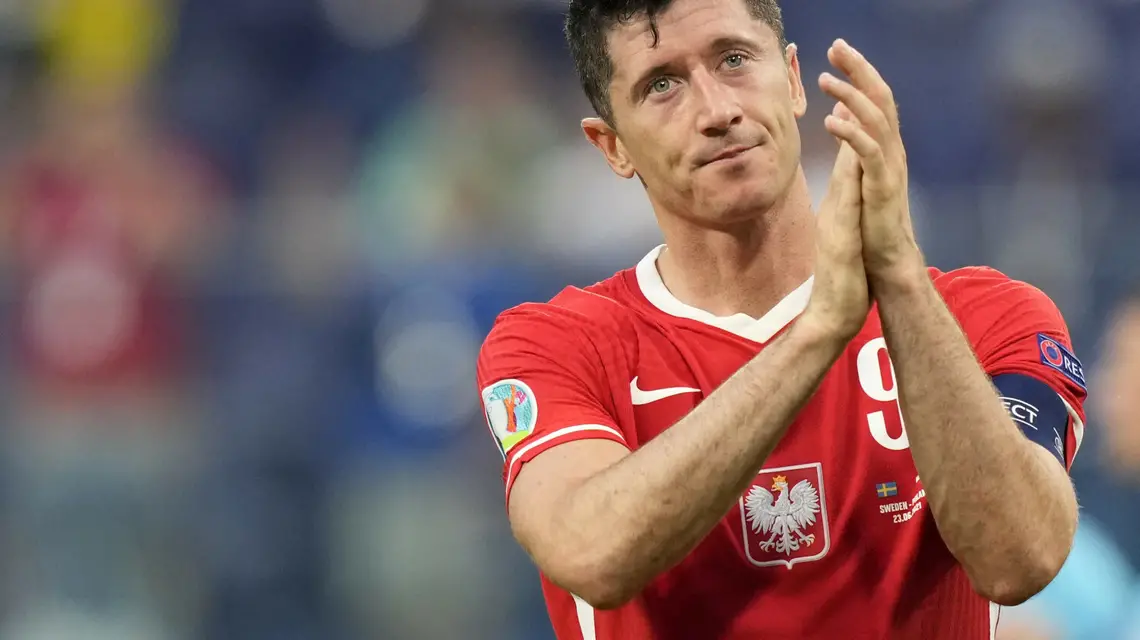 Robert Lewandowski po meczu Polska-Szwecja, 24 czerwca 2021 r. / Fot. Dmitri Lovetsky / AP Photo / East News / 