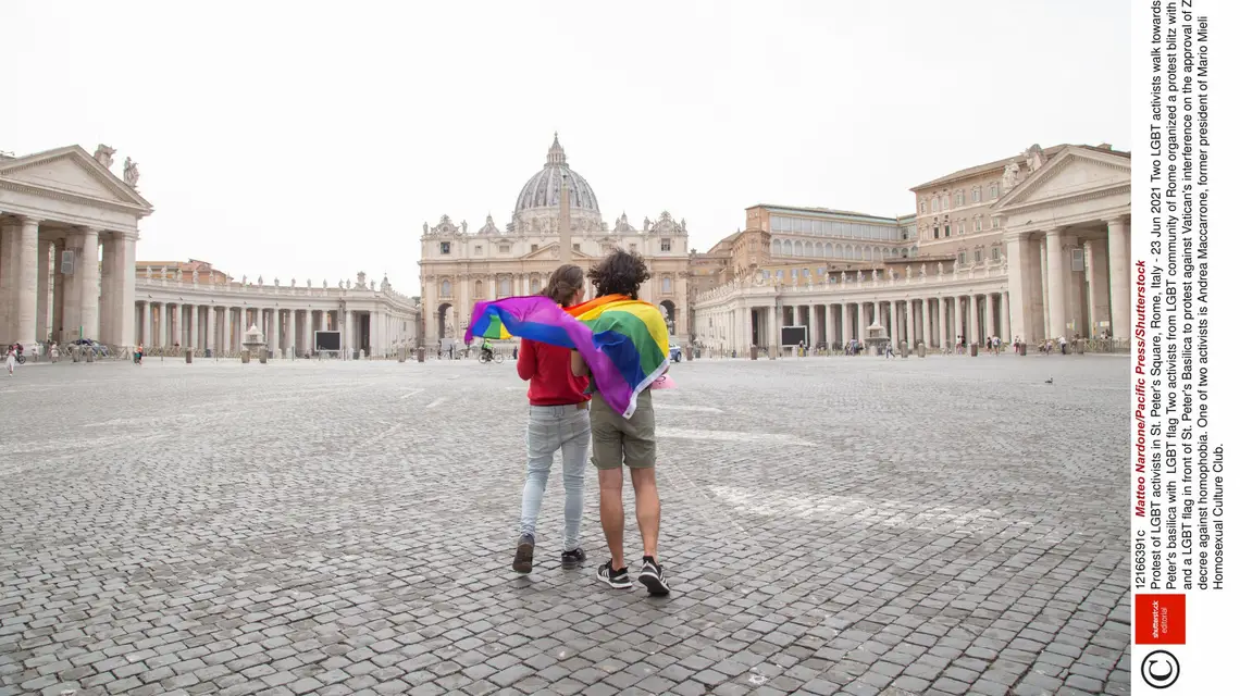Protest aktywistów LGBT na Placu Św. Piotra, Watykan 23 czerwca 2021 r. / FOT. Matteo Nardone/Pacific Press/Shutterstock / Rex Features/East News / 