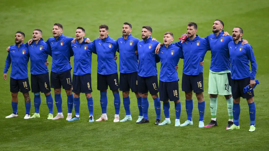 Reprezentanci Włoch śpiewają hymn przed meczem z Austrią, 26 czerwca 2021 r. / Fot. (Laurence Griffiths / AP Photo / East News / 