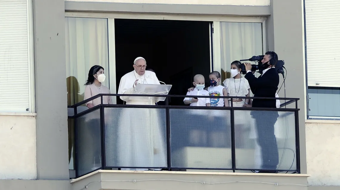 Papież Franciszek prowadzi modlitwę Anioł Pański z Polikliniki Gemelli, Rzym, 11 lipca 2021 r. / FOT. R4924_italyphotopress/IPP/REPORTER/East News / 