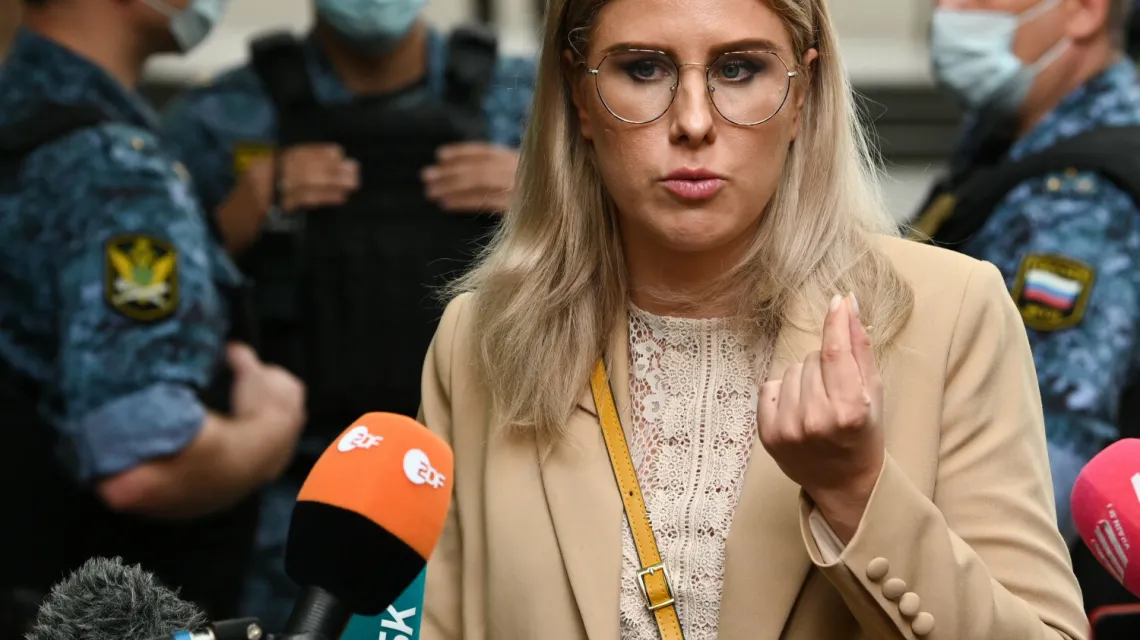 Lubow Sobol, prawniczka związana ze strukturami Nawalnego w drodze do sądu na rozprawę w tzw. sprawie sanitarnej, 3 sierpnia 2021 r. / FOT. Maksim Blinov/SPUTNIK Russia/East News / 