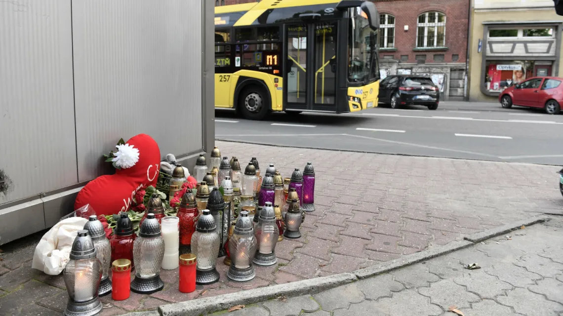 Miejsce, w którym autobus śmiertelnie potrącił kobietę w Katowicach. Fot. Łukasz Kalinowski/East News / 