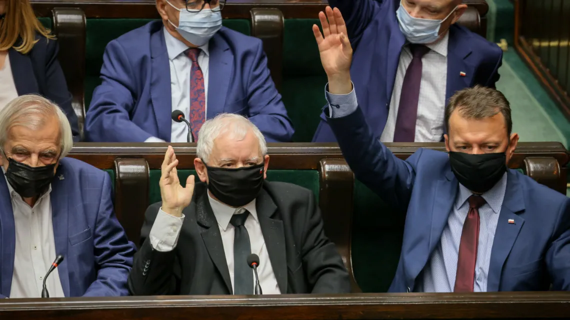 Ryszard Terlecki, Jarosław Kaczyński i Mariusz Błaszczak podczas posiedzenia Sejmu, 11 sierpnia 2021 r. /  FOT. JACEK DOMINSKI/REPORTER / 