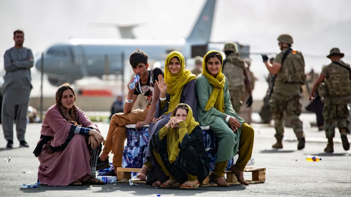 Dzieci czekające na ewakuację na lotnisku w Kabulu, 19 sierpnia 2021 r. Fot. MARK ANDRIES/AFP/East News / 