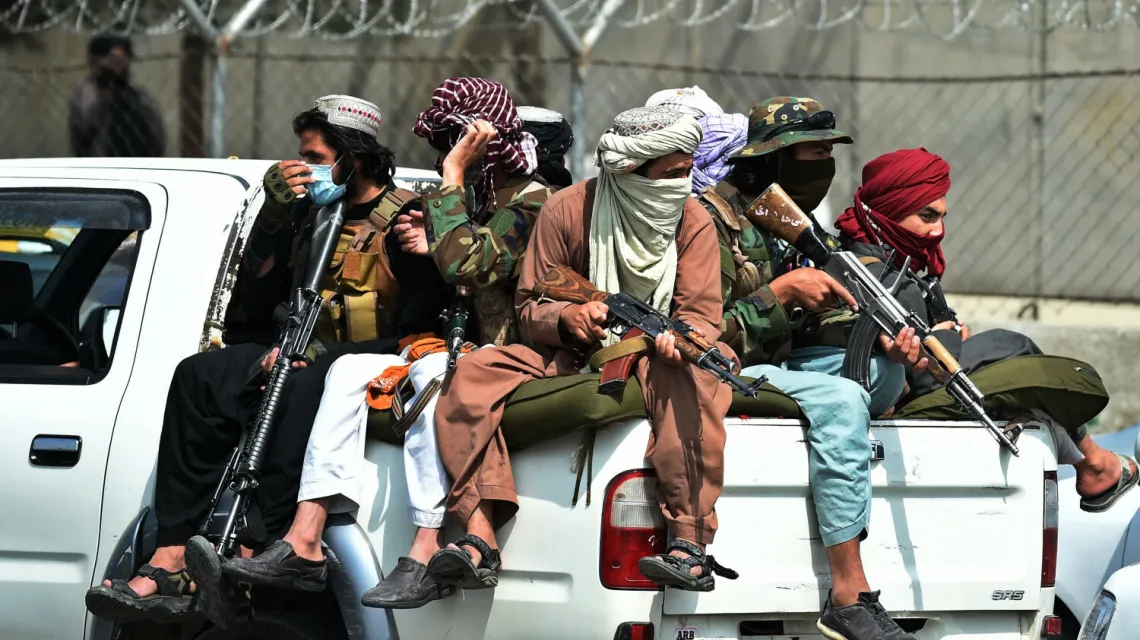 Talibowie przejęli kontrolę nad lotniskiem w Kabulu, 31 sierpnia 2021 r. / FOT. WAKIL KOHSAR/AFP/East News / 