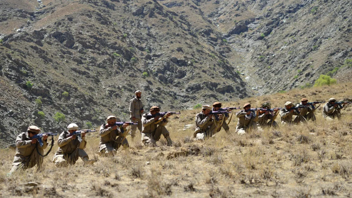 Szkolenie wojskowe sił anty-talibskich w rejonie Malimah w dolnie Pandżasziru, 2 września 2021 r. / FOT. AHMAD SAHEL ARMAN/AFP/East News / 