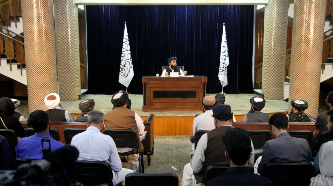 Rzecznik talibów Zabihullah Mujahid przemawia podczas konferencji prasowej w Kabulu. Talibowie ogłosili we wtorek wieczorem utworzenie rządu tymczasowego. 7 września 2021 r. / FOT. Saifurahman Safi/Xinhua News/East News / 