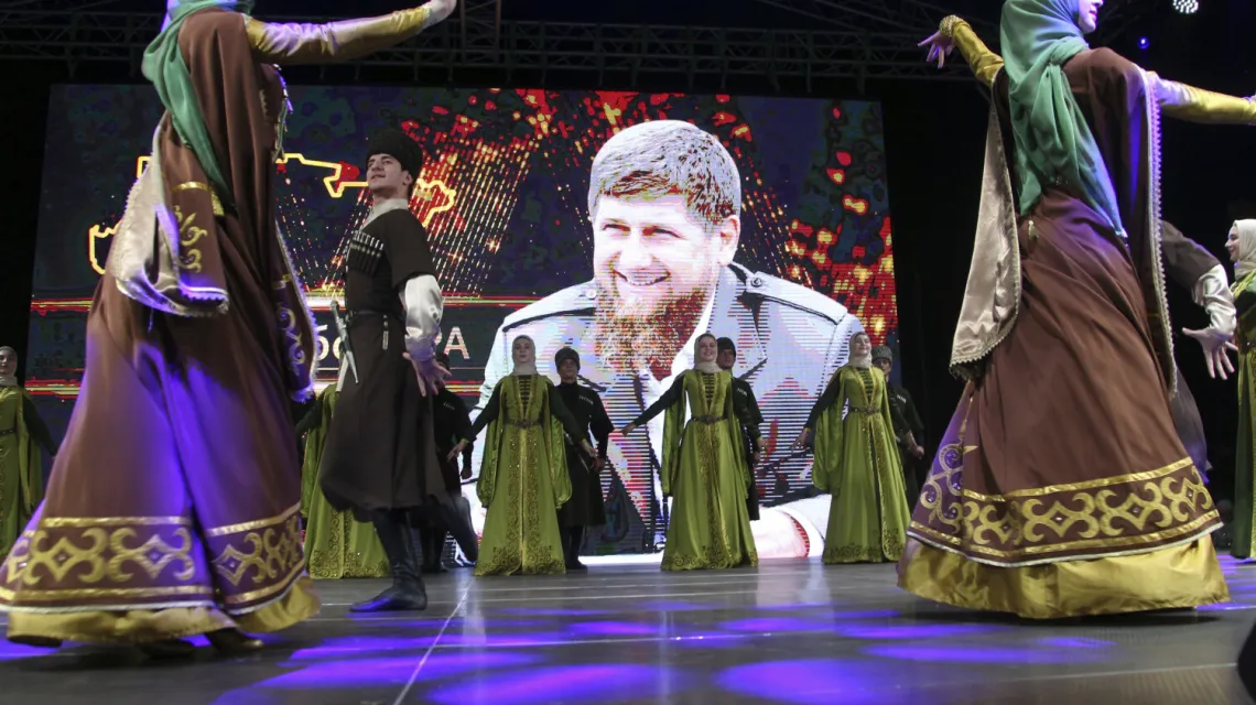 Feta z okazji ponownego wyboru Ramzana Kadyrowa na przywódcę czeczeńskiej republiki. Grozny, wrzesień 2021 r. / fot. AP/Associated Press/East News / 