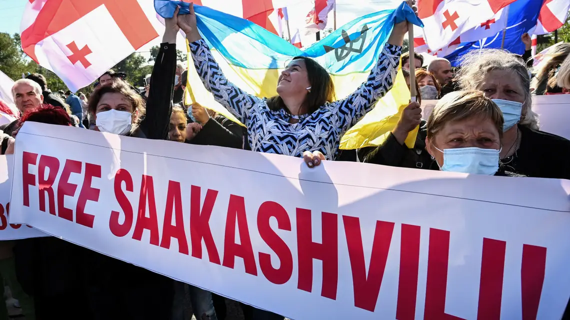 Protesty w obronie byłego prezydenta Gruzji w Tbilisi, 4 października 2021 r. Fot. VANO SHLAMOV/AFP/East News / 