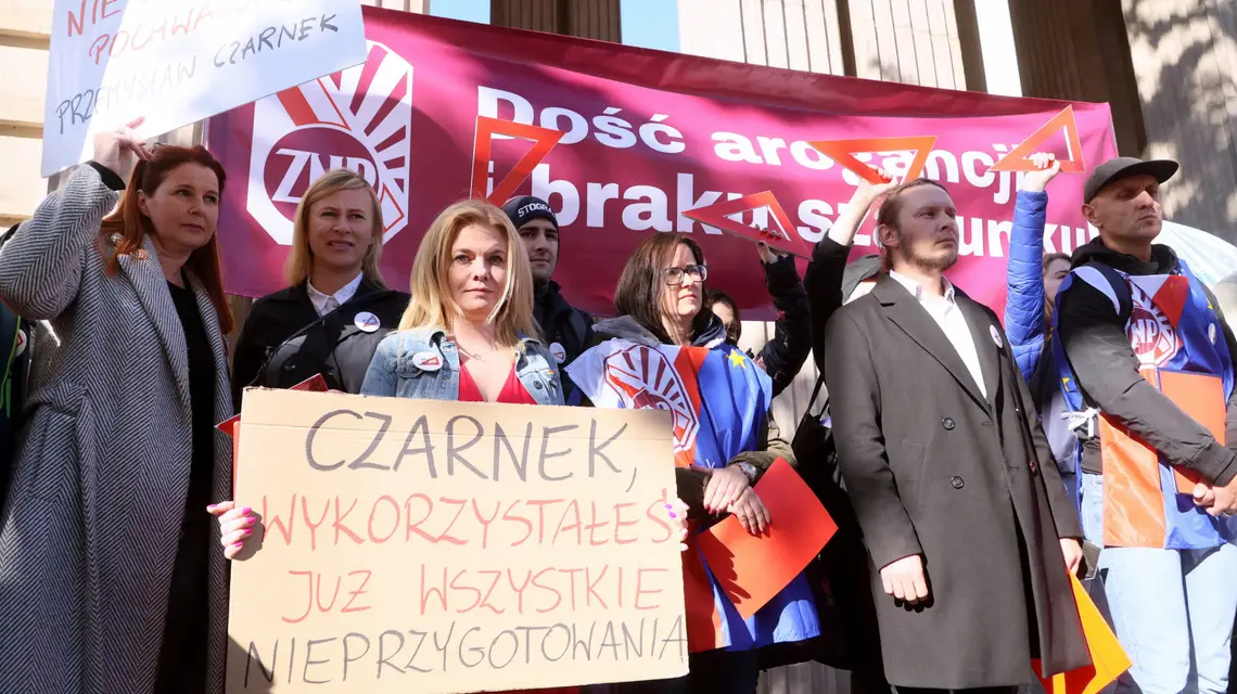 Manifestacja nauczycieli i pracownikow oswiaty zorganizowana przez Zwiazek Nauczycielstwa Polskiego. Fot. Pawel Wodzynski/East News. Warszawa, 09.10.2021. / 
