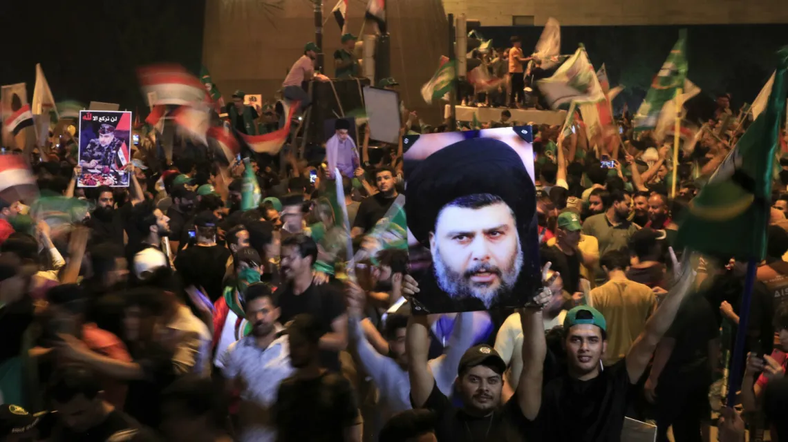 Zwolennicy Muktady as-Sadra świętują jego zwycięstwo w wyborach. Bagdad, 11 października 2021 / fot. AP/Associated Press/East News / 