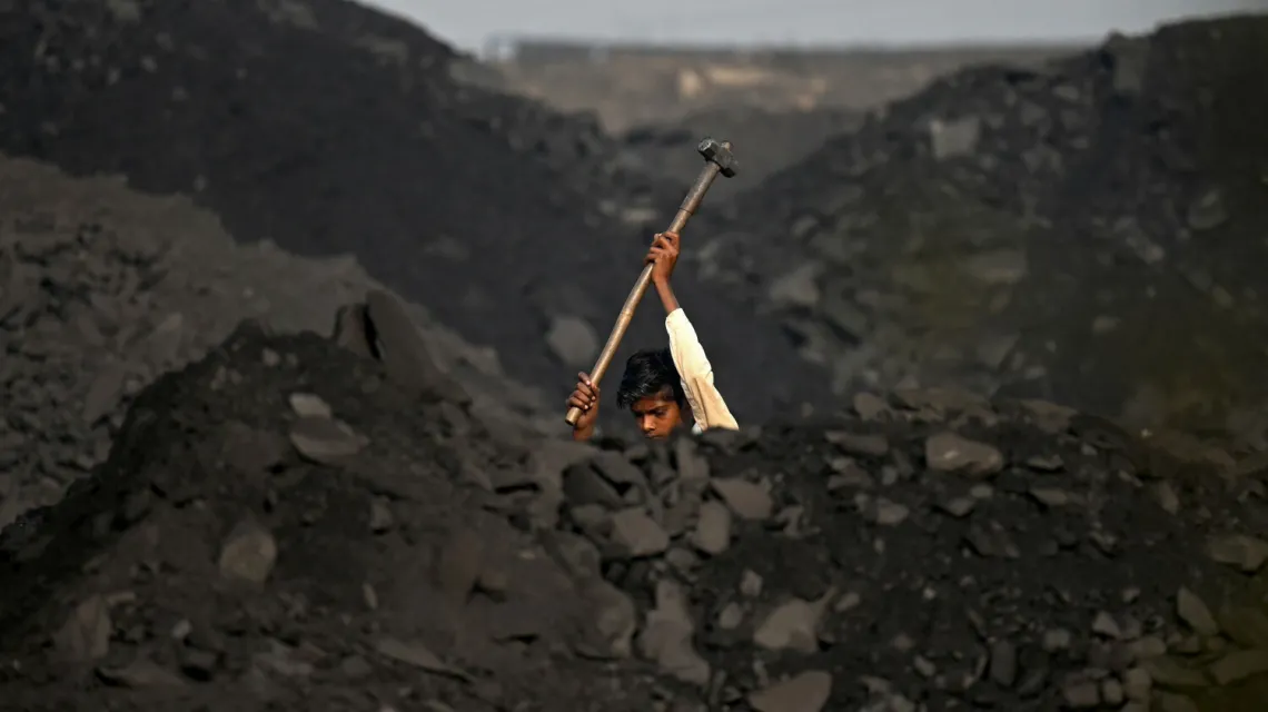 Robotnik na składowisku węgla w środkowych Indiach, listopad 2021 r. Fot. MONEY SHARMA/AFP/East News / 