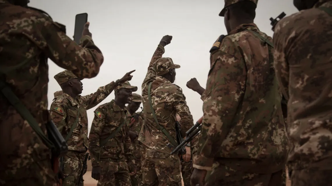 Malijscy żołnierze po ceremonii przekazania bazy wojskowej Barkhane przez armię francuską w Timbuktu, grudzień 2021 r. / FOT. FLORENT VERGNES/AFP/East News / 