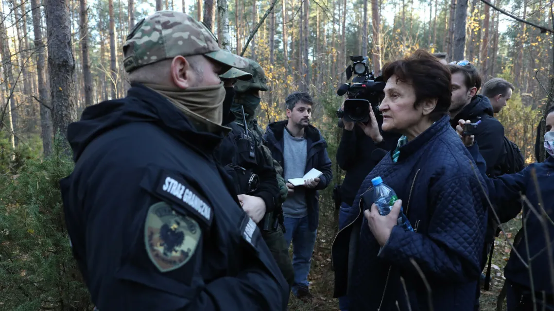 Hanna Machińska na granicy białorusko-polskiej w Lewoszy. 29 października 2021 r. / fot. STEFAN MASZEWSKI/REPORTER / 