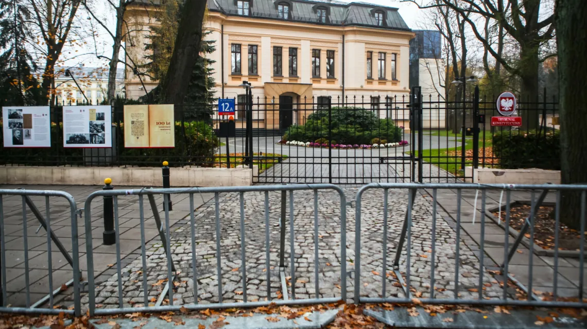 Przed siedzibą Trybunału Konstytucyjnego, Warszawa listopad 2021 r. / FOT. Adam Burakowski/REPORTER / 