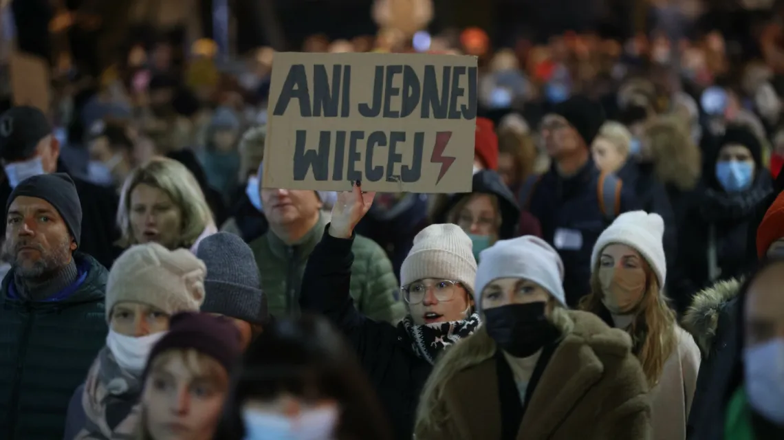 „Ani jednej wiecej!” - marsz dla Izy, Warszawa, 6 listopada 2021 r. / / fot. Andrzej Iwańczuk / REPORTER