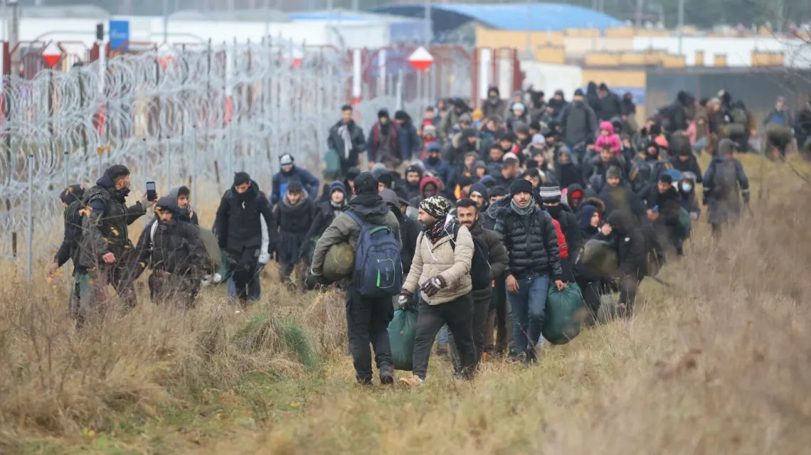 Migranci na pograniczu polsko-białoruskim, 12 listopada 2021 r. Fot. LEONID SHCHEGLOV/AFP/East News / 