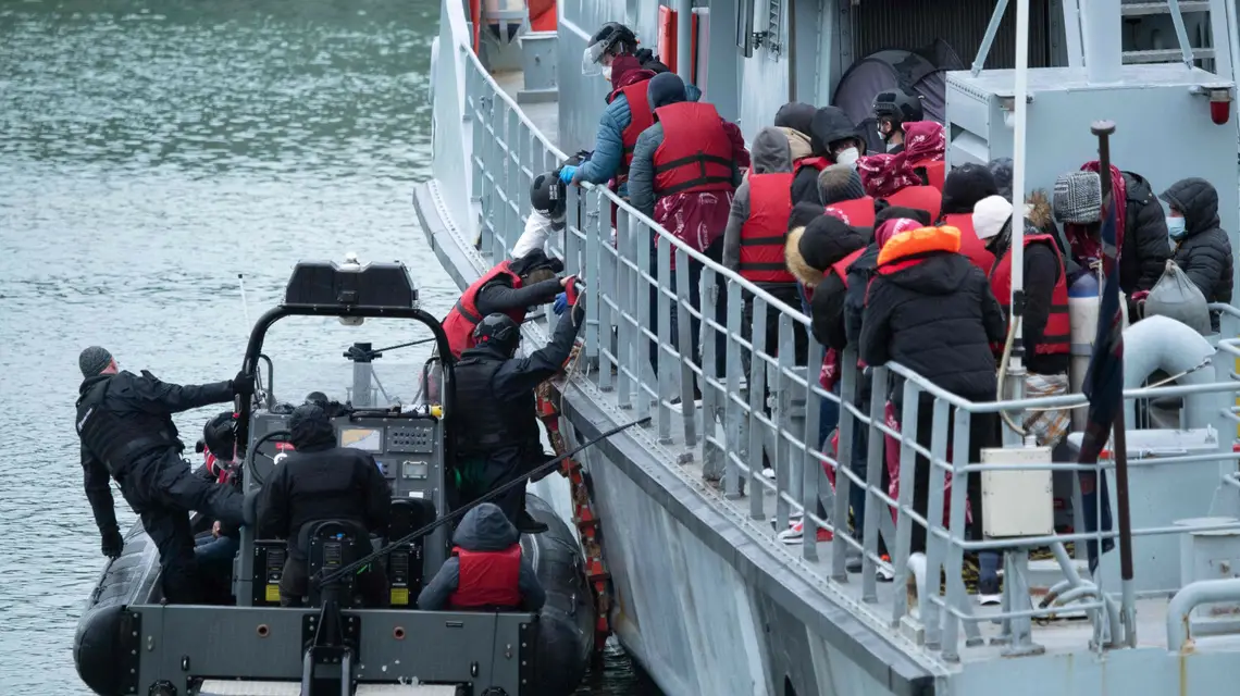  Statek patrolowy brytyjskich sił granicznych HMC Valiant przewozi migrantów zabranych z morza po przybyciu do przystani w Dover w południowo-wschodniej Anglii, 24 listopada 2021 r. FOT. BEN STANSALL/AFP/East News / 