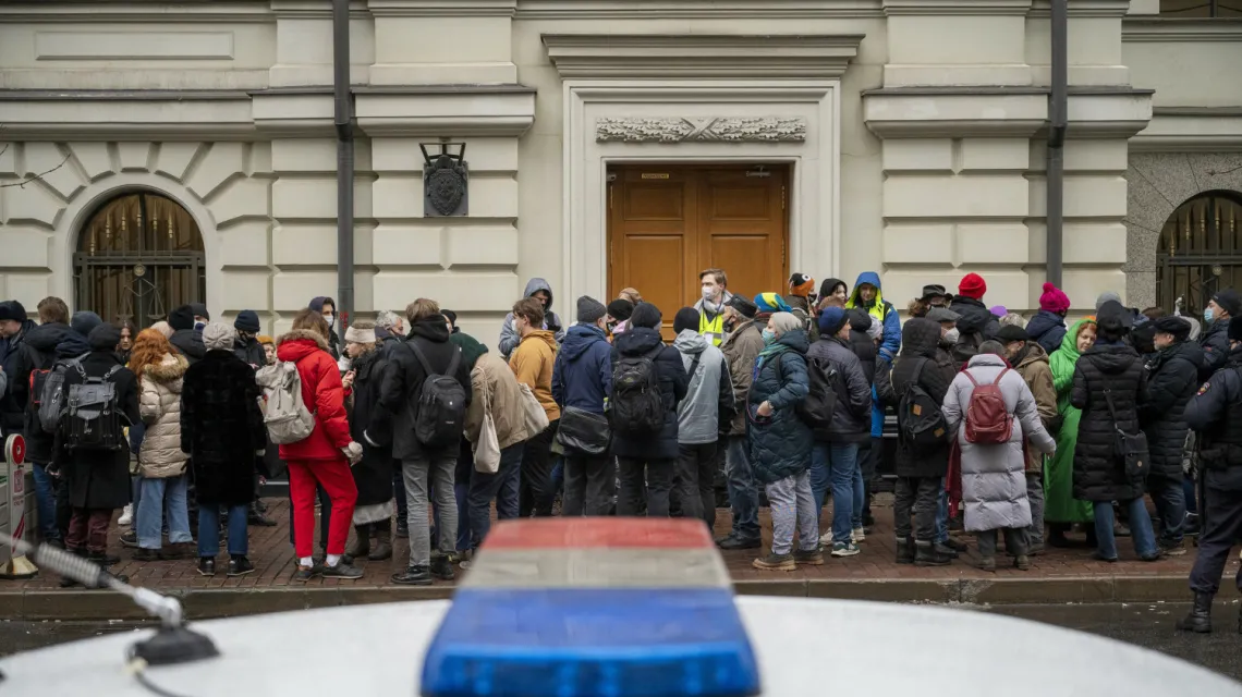 Ludzie gromadzą się przed siedzibą Sądu Najwyższego, aby zaprotestować przeciwko próbie zamknięcia Memoriału. Moskwa, 25 listopada 2021 r. / FOT. Dmitry Serebryakov / AP/Associated Press/East News / 