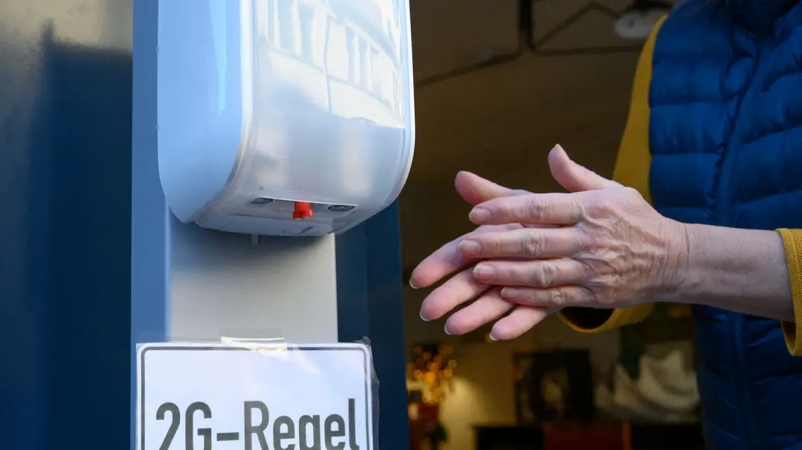 Niemiecka „Reguła 2G”: jeśli chcesz żyć na co dzień bez drastycznych ograniczeń, musisz być szczepiony lub być ozdrowieńcem. Fot. THOMAS KIENZLE/AFP/East News / 