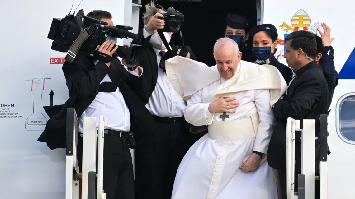 Papież Franciszek na lotnisku w Atenach, 6 grudnia 2021 r. Fot. ARIS MESSINIS/AFP/East News / 