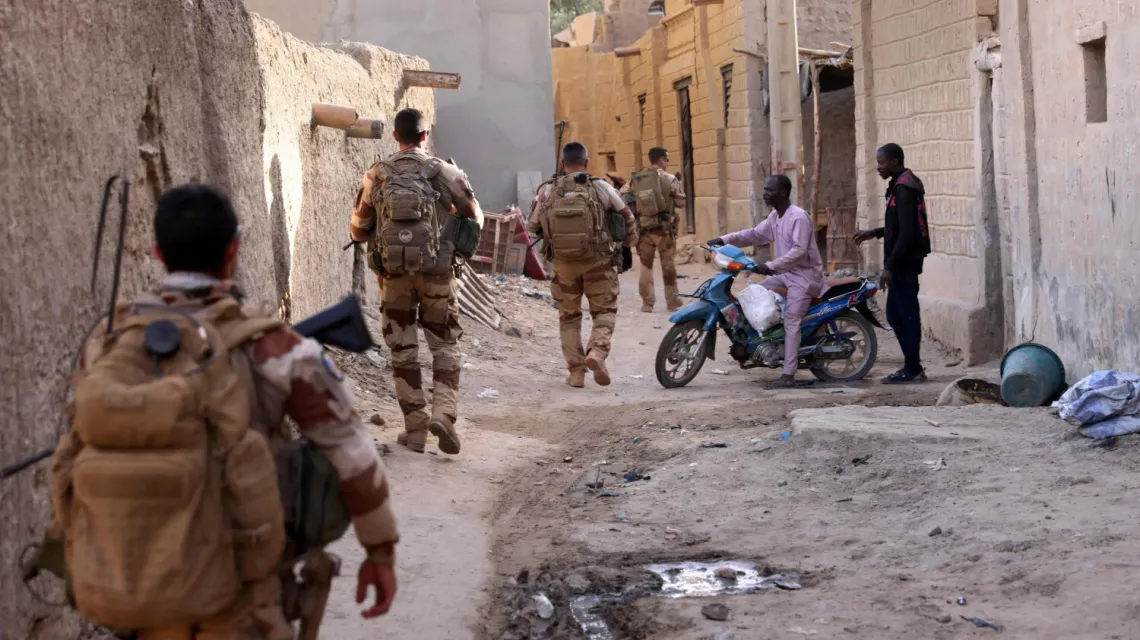 Francuscy żołnierze patrolują ulice Timbuktu w północnym Mali, 5 grudnia 2021 r. / FOT. THOMAS COEX/AFP/East News / 