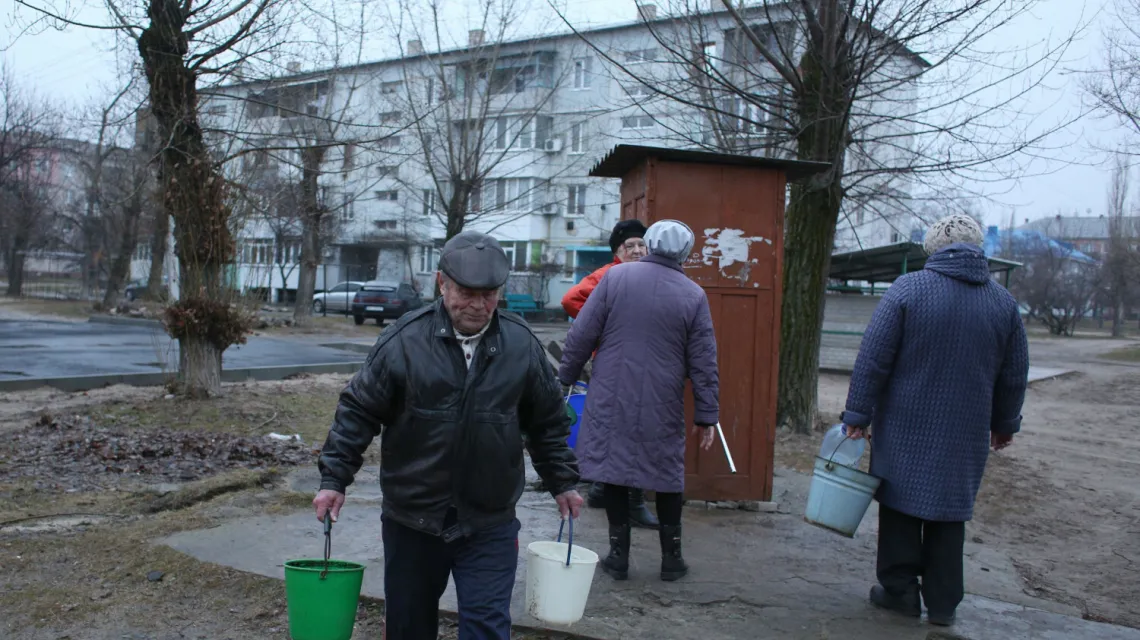 Mieszkańcy zbierają wodę ze studni w mieście Schastia, niedaleko miasta Ługańsk na wschodzie Ukrainy, 23 lutego 2022 r. / ANATOLII STEPANOV/AFP/East News / 