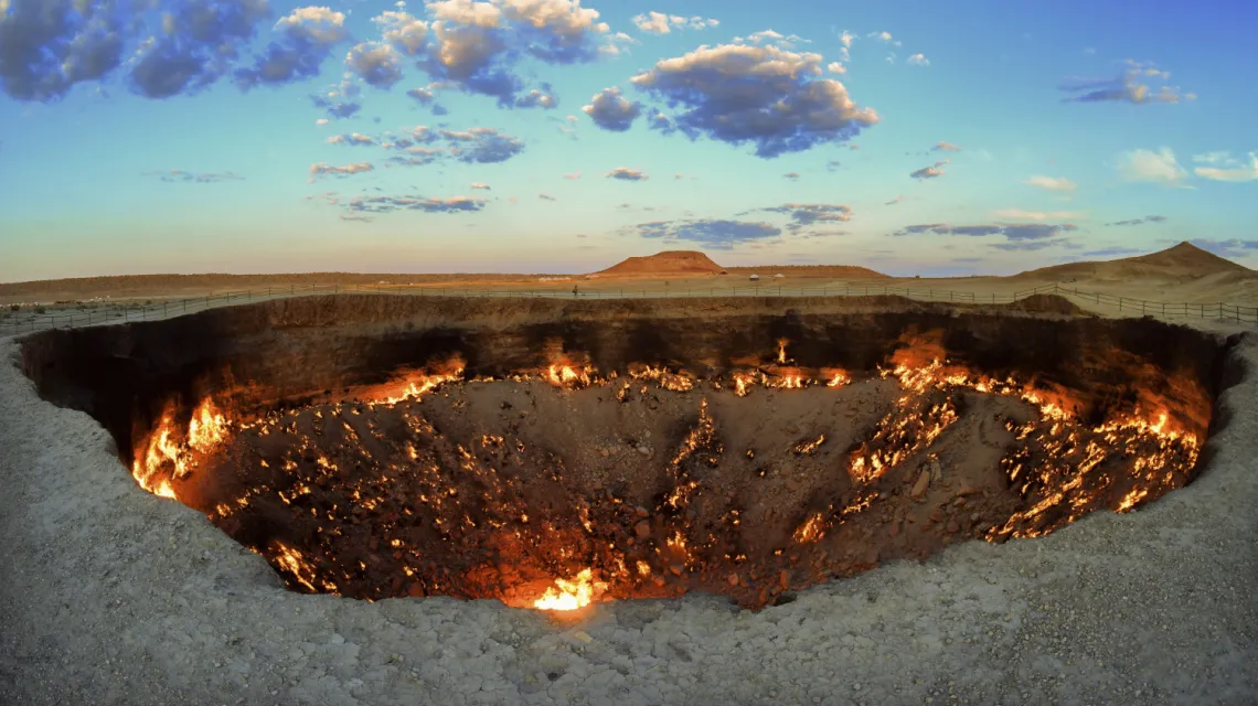 Płonące od pół wieku złoże gazu nazywane Wrotami Piekeł. Turkmenistan, 2020 r. / fot. AP/Associated Press/East News / 