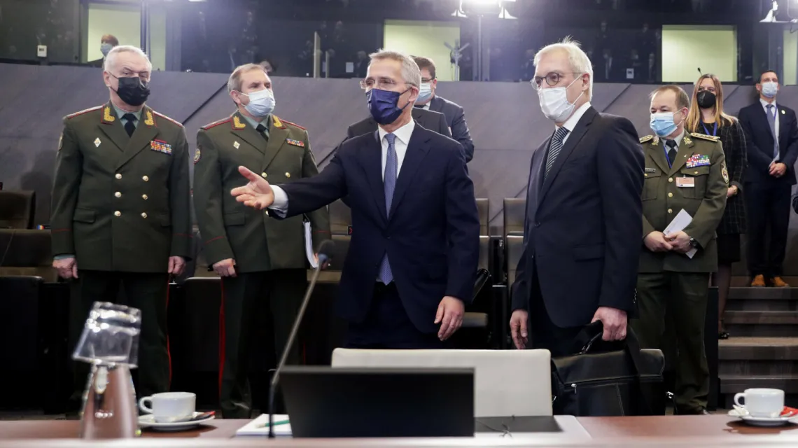 Sekretarz generalny NATO Jens Stoltenberg i wiceminister spraw zagranicznych Rosji Aleksandr Gruszko podczas rozmów w Brukseli, 12 stycznia 2022 / fot. Pool EPA/Associated Press/East News / 