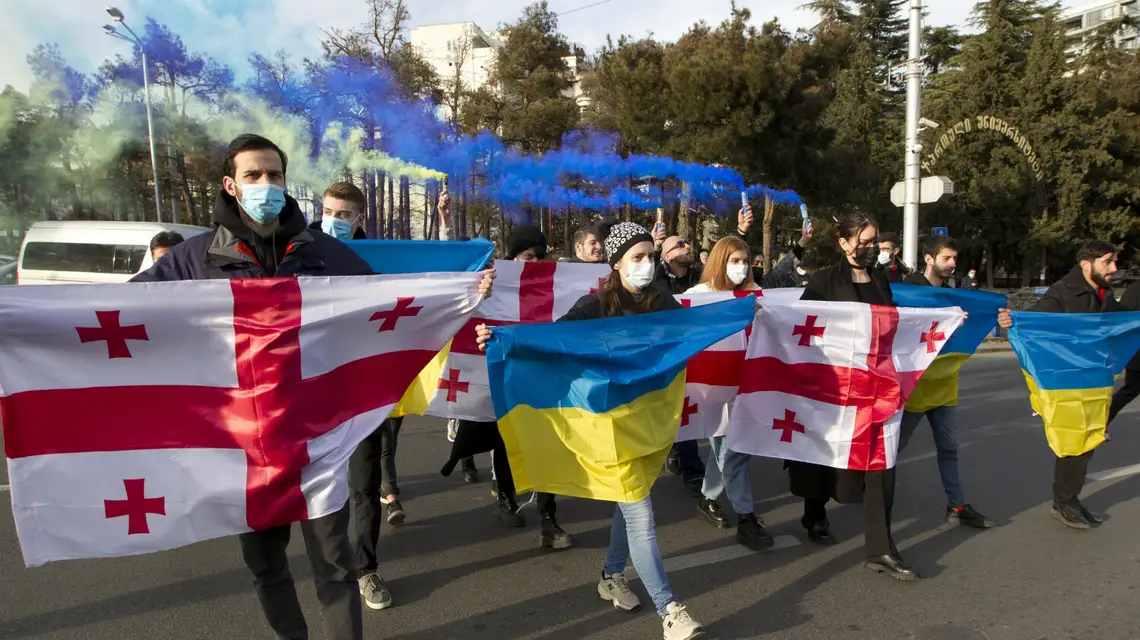 Wiec solidarności przed ukraińską ambasadą w Tbilisi, 23 stycznia 2022 r. / fot. AP/Associated Press/East News / 