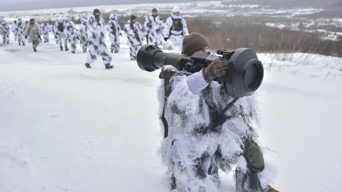 Ukraińscy żołnierze testują brytyjskie pociski przeciwpancerne, 28 stycznia 2021 r. Fot. AP/Associated Press/East News / 