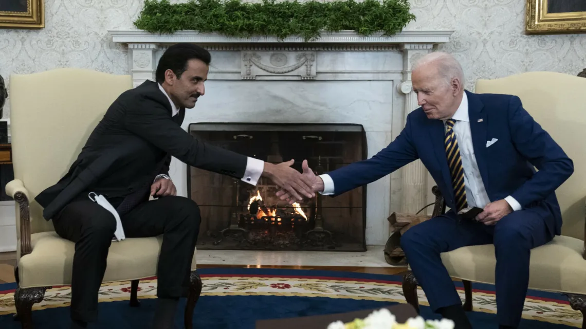 Tamim bin Hamad Al Thanii, szejk Kataru i Joe Biden, prezydent USA, w Gabinecie Owalnym w Białym Domu, Waszyngton, 31 stycznia 2022 r. / FOT. Alex Brandon/AP/Associated Press/East News / 