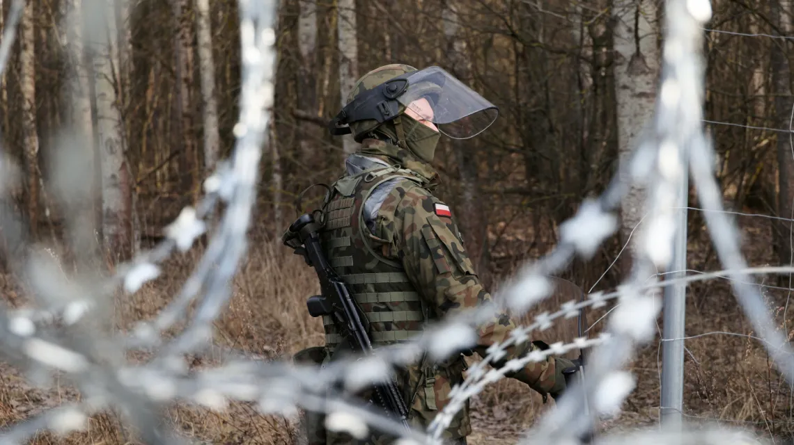 Budowa zapory na granicy w Tolczach, 16 lutego 2022 r. / fot. Piotr Molecki/East News / 
