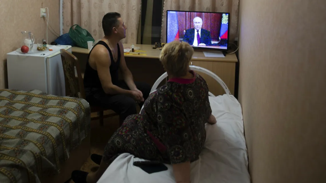 Mieszkańcy obwodu ługańskiego oglądają orędzie Władimira Putina, 21 lutego 2022 r. Fot. AP/Associated Press/East News / 