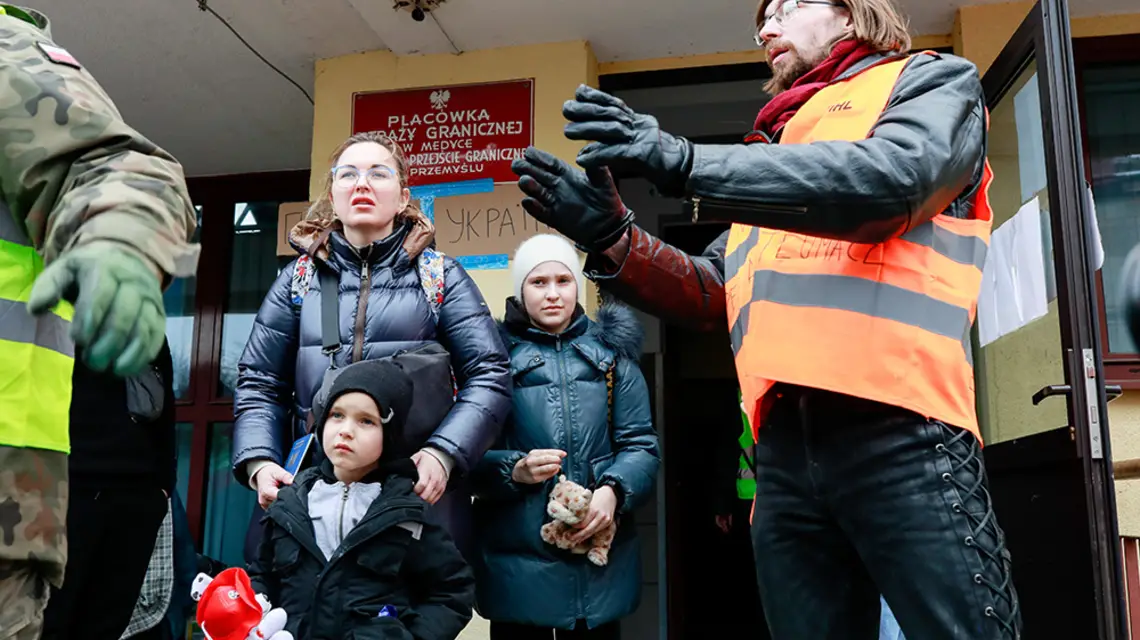 Polscy wolon­tariusze i tłumacze pomagają rodzinom z Ukrainy. Przemyśl, 3 marca 2022 r. / fot. Karol Porwich / East News / 