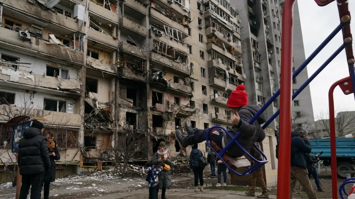Na ulicach Kijowa po tym, jak rakieta uderzyła w budynek mieszkalny, 25 lutego 2022 r. /FOT. Wolfgang Schwan / Anadolu Agency/ABACAPRESS.COM/ EASTNEWS / 