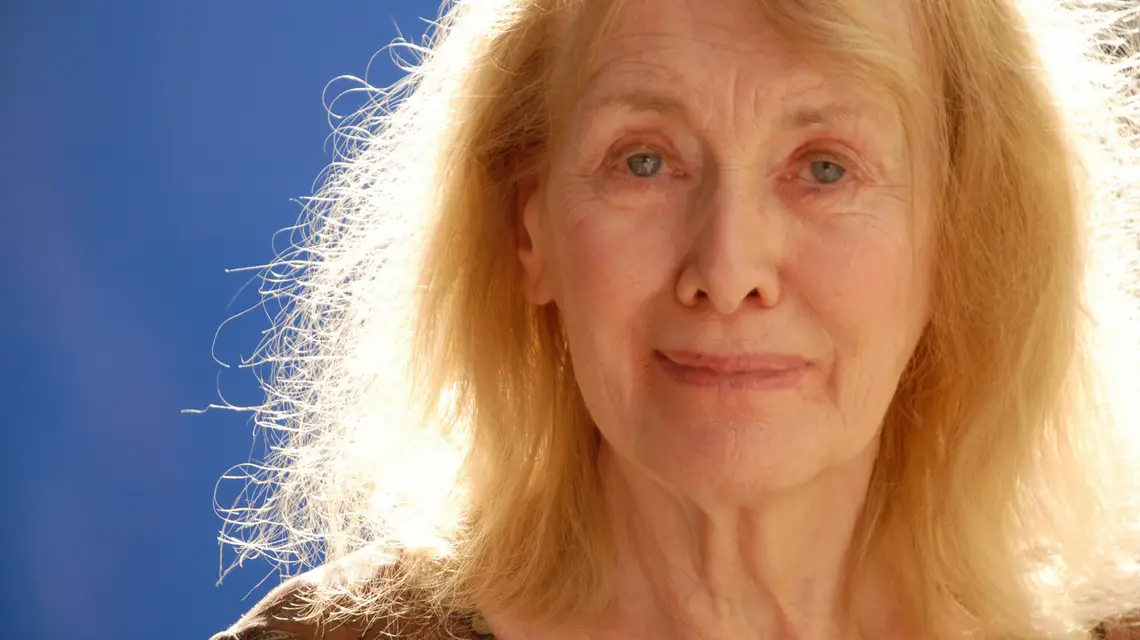 Annie Ernaux przed swoim domem w Cergy-Pontoise pod Paryżem, 6 października 2022 r. / Michel Euler / Associated Press / East News