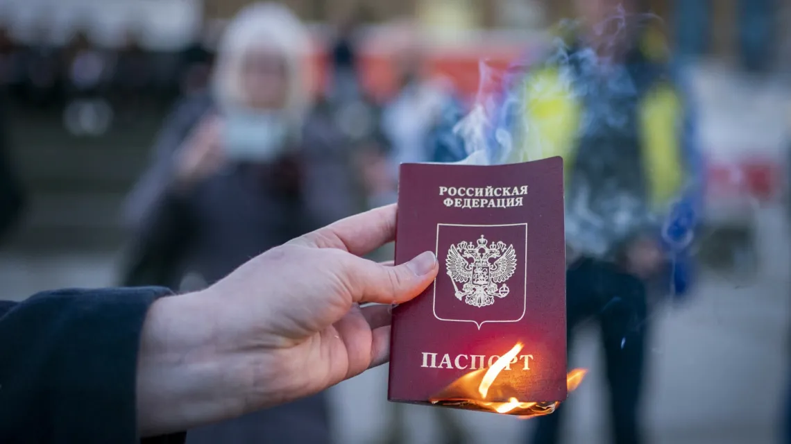 Anna Jakubowa spaliła swój rosyjski paszport podczas antywojennej demonstracji w Edynburgu. Szkocja, 1 marca 2022 r. / fot. Jane Barlow/Press Association/East News / 