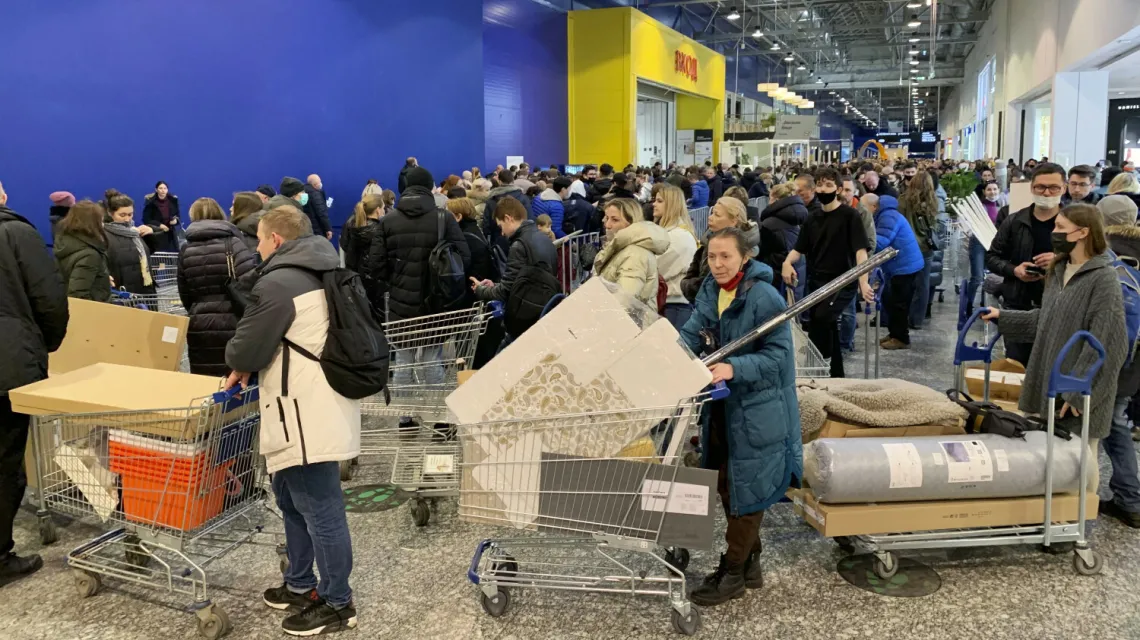 Kolejka przed sklepem Ikea na przedmieściach Moskwy. Firma zapowiedziała zamknięcie wszystkich swoich sklepów w Rosji od 4 marca. / fot. AP/Associated Press/East News / 