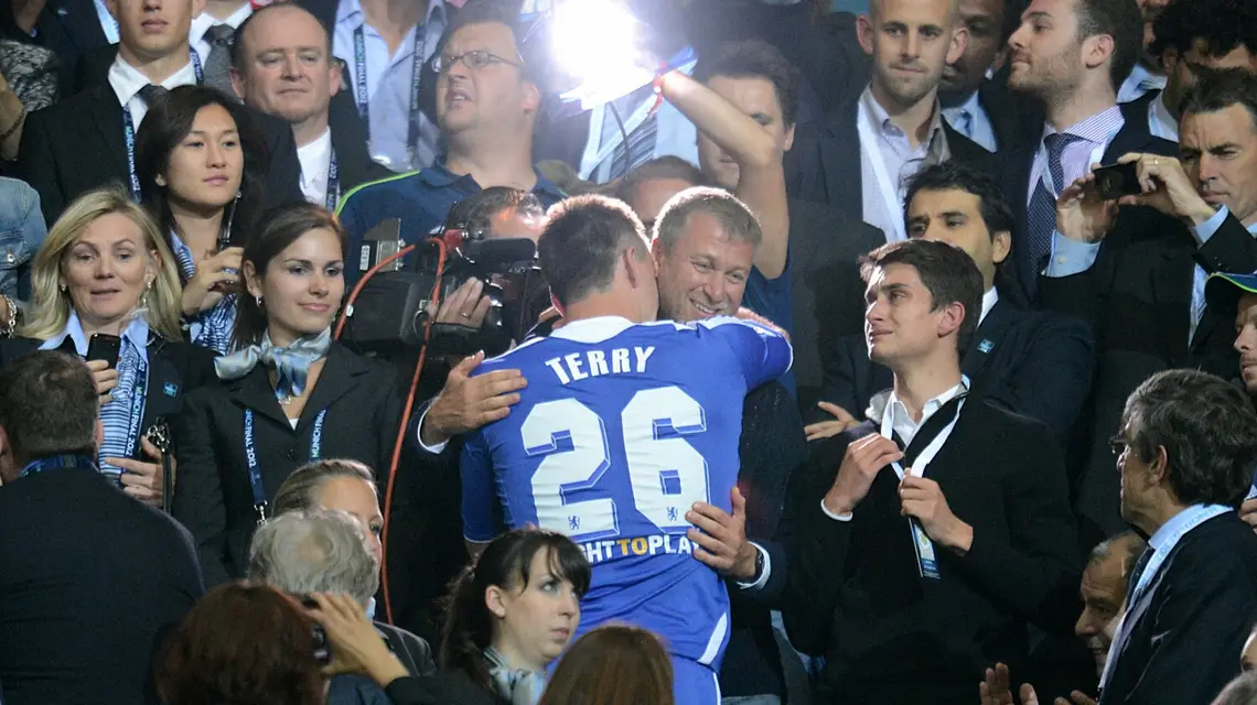 Roman Abramowicz w objęciach ówczesnego kapitana Chelsea, Johna Terry'ego, maj 2012 r. / Fot. Owen Humphreys / Press Association / East News / 