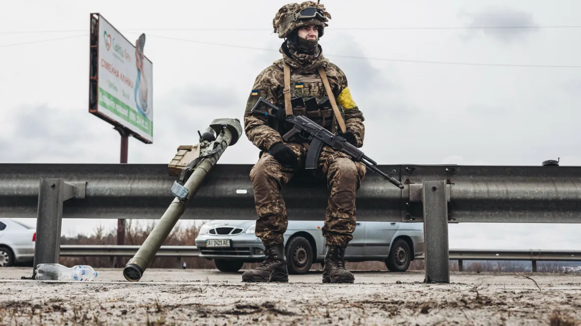 Ukraiński żołnierz przy drodze do Irpienia, 4 marca 2022 r. /  / fot. Diego Herrera / Xinhua News / East News