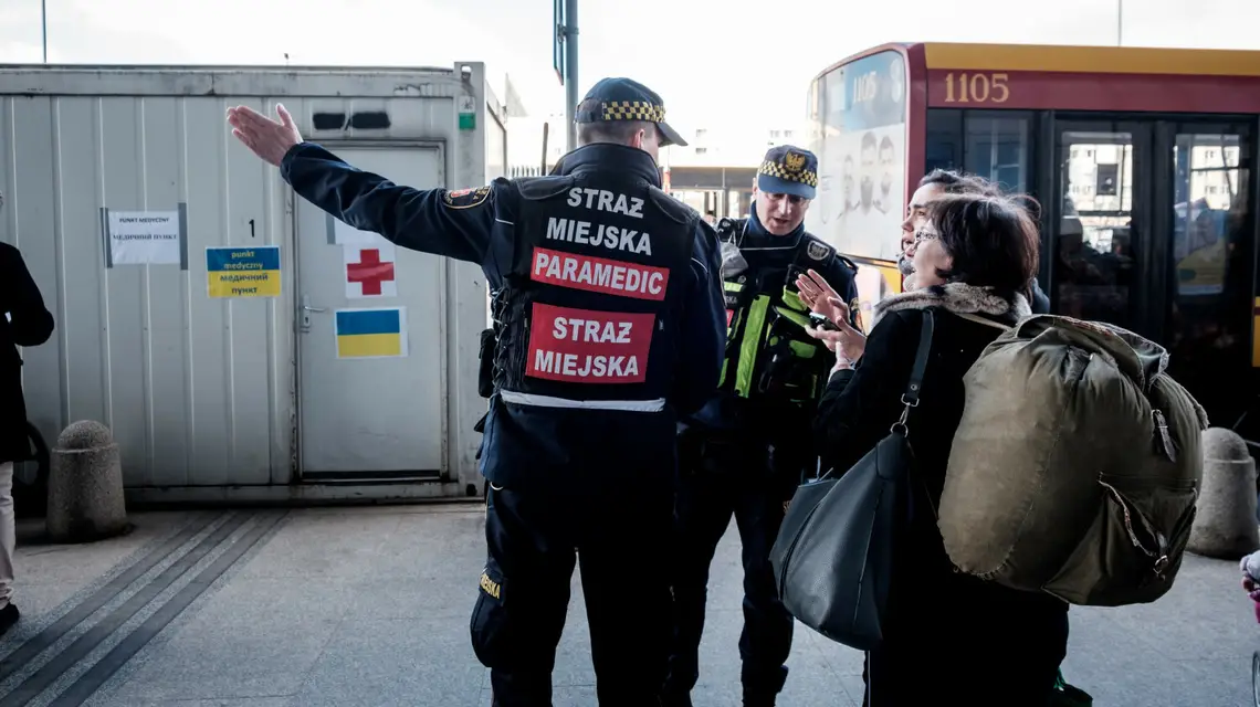 Prowizoryczny punkt medyczny na Dworcu Wschodnim, zorganizowany przez Szpital na Solcu. Pracują w nim wolontariusze. Warszawa, 8 marca 2022 r. / FOT. Karina Krystosiak/REPORTER / 