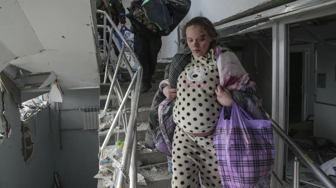 Ranna ciężarna kobieta ucieka z ostrzelanego szpitala położniczego w Mariupolu, 9 marca 2022 r. Fot. AP/Associated Press/East News / 