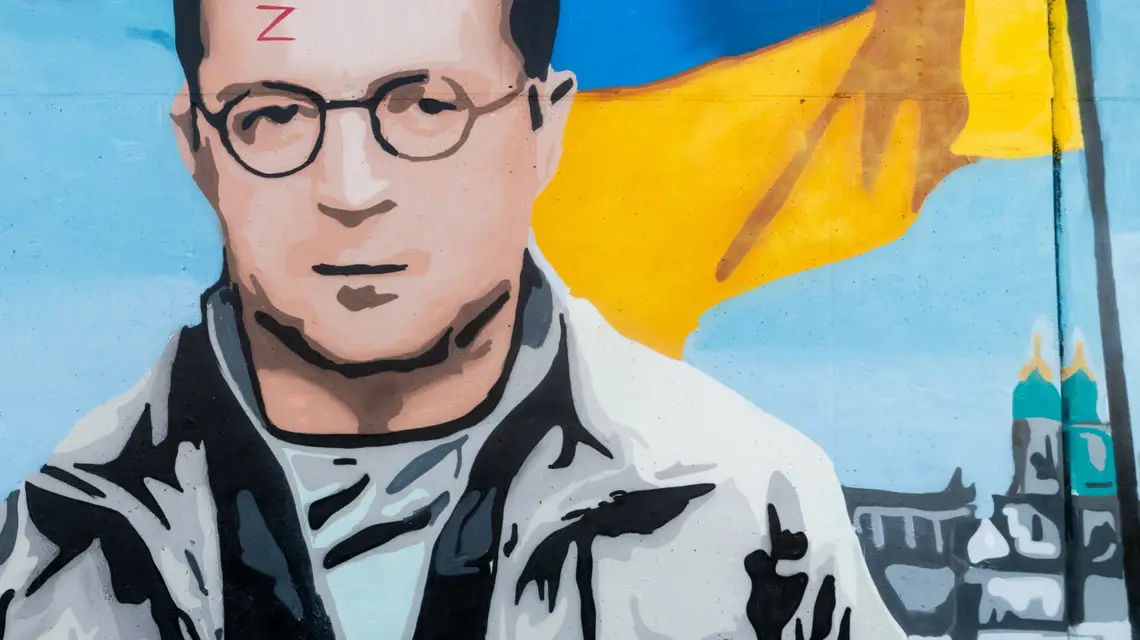 Kolejny mural na ulicach Poznania autorstwa artysty o pseudonimie KAWU: prezydent Ukrainy Wolodymyr Zelenski upodobniony do Harry'ego Pottera. Wcześniej KAWU namalował w Poznaniu Wladimira Putina jako Voldemorta. Fot. Łukasz Gdak/East News / 