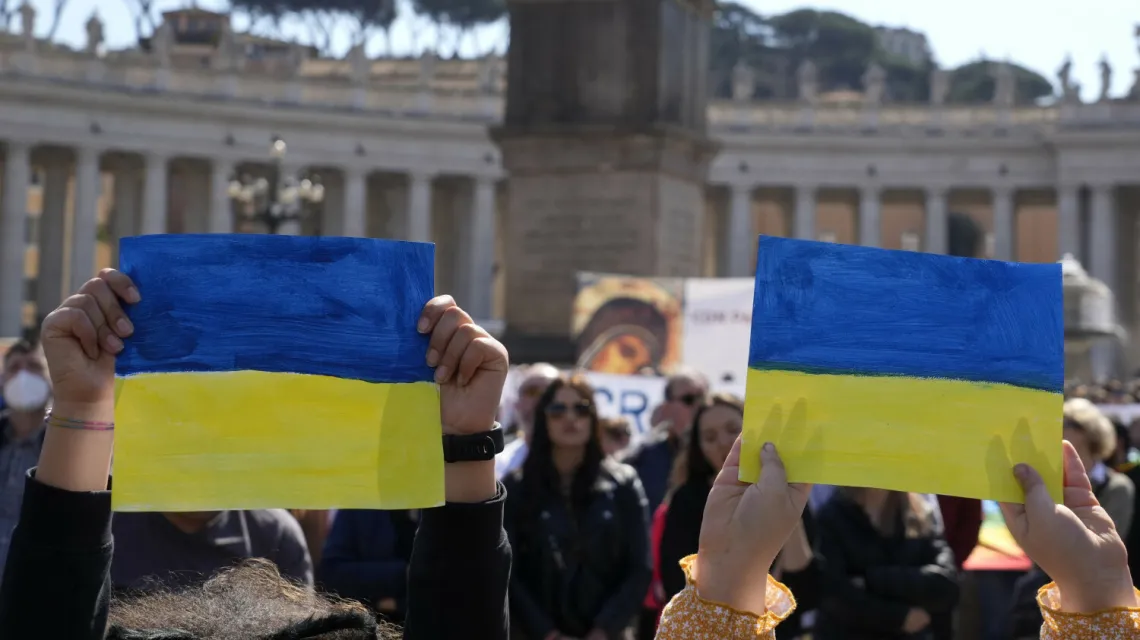 Ukraińskie flagi na placu św. Piotra podczas niedzielnej modlitwy Anioł Pański, 13 marca 2022 r. Fot. AP/Associated Press/East News / 