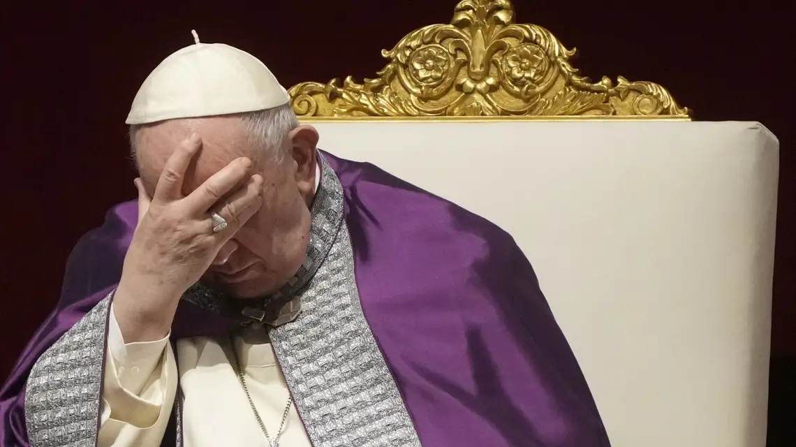 Papież Franciszek podczas poświęcenia Rosji i Ukrainy niepokalanemu sercu Maryi. Watykan, Vatican, 25 marca 2022 r. / / fot. AP / Associated Press / East News